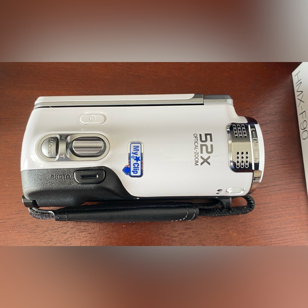 Samsung HMX-F90 HD Camcorder - Picture 7 of 16